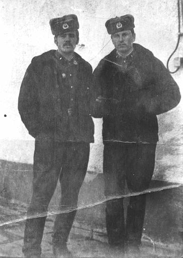 port0003.jpg - Сержант слева был замкомвзвода у нас в карантине.